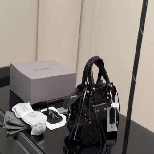 발렌시아가 오버사이즈 모터 디테일 토트백