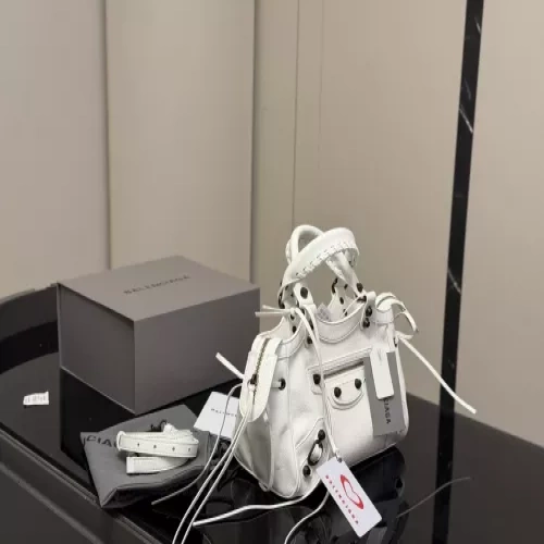 발렌시아가 빅 실루엣 모터 디테일 토트백