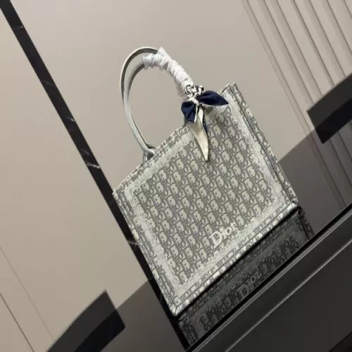 디올 자카드 북 토트백 중형