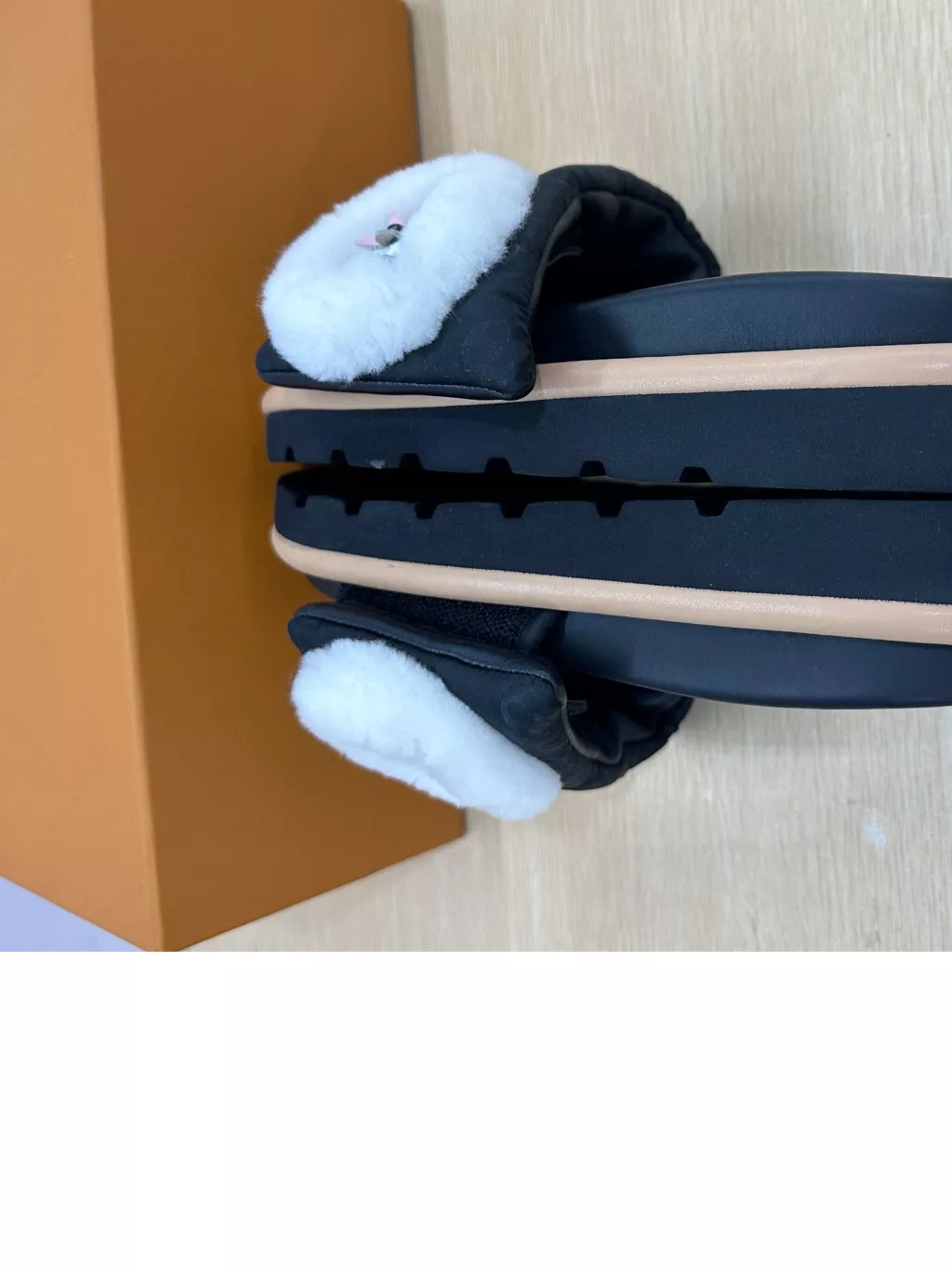 루이비통 모노그램 벨크로 패딩 여성용 슬리퍼 출고 전 검수사진 9