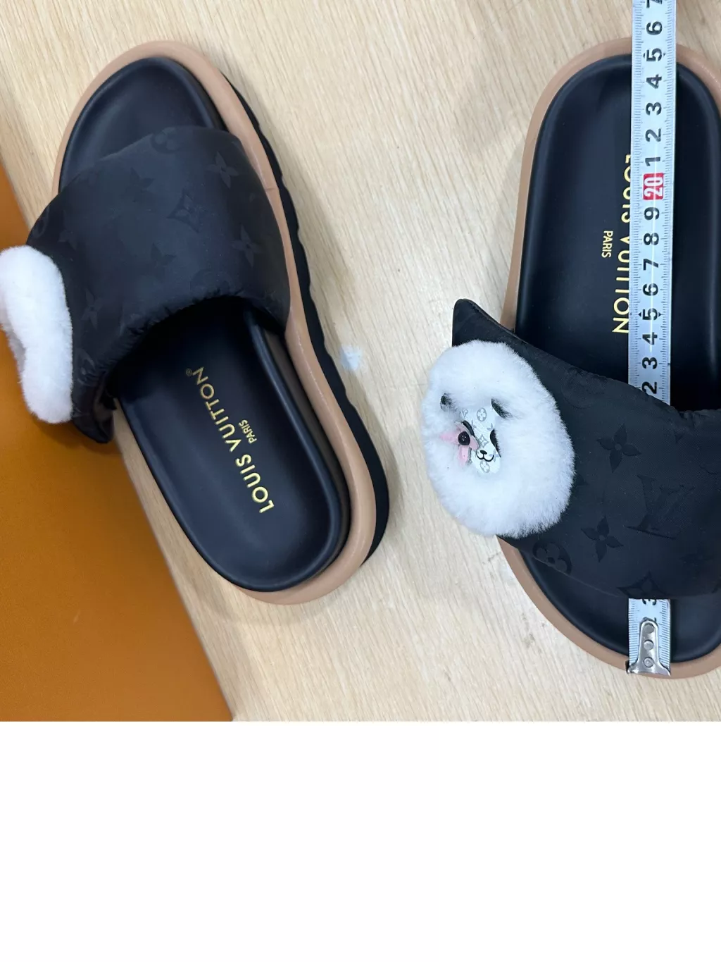 루이비통 모노그램 벨크로 패딩 여성용 슬리퍼 출고 전 검수사진 14