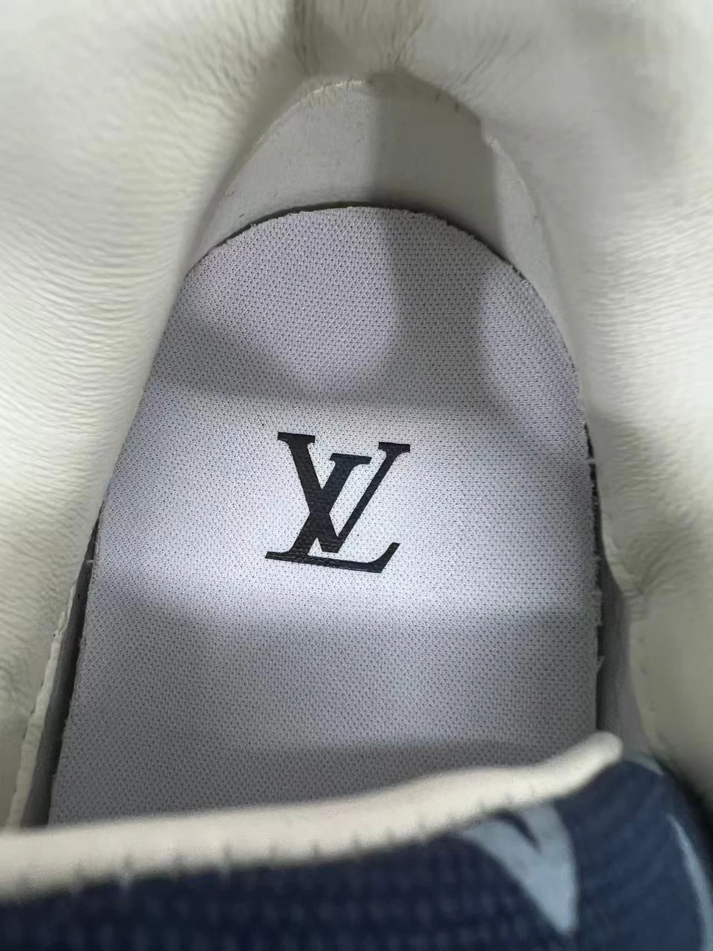 루이비통 LV 틸티드 시리즈 로우탑 스니커즈 출고 전 검수사진 11