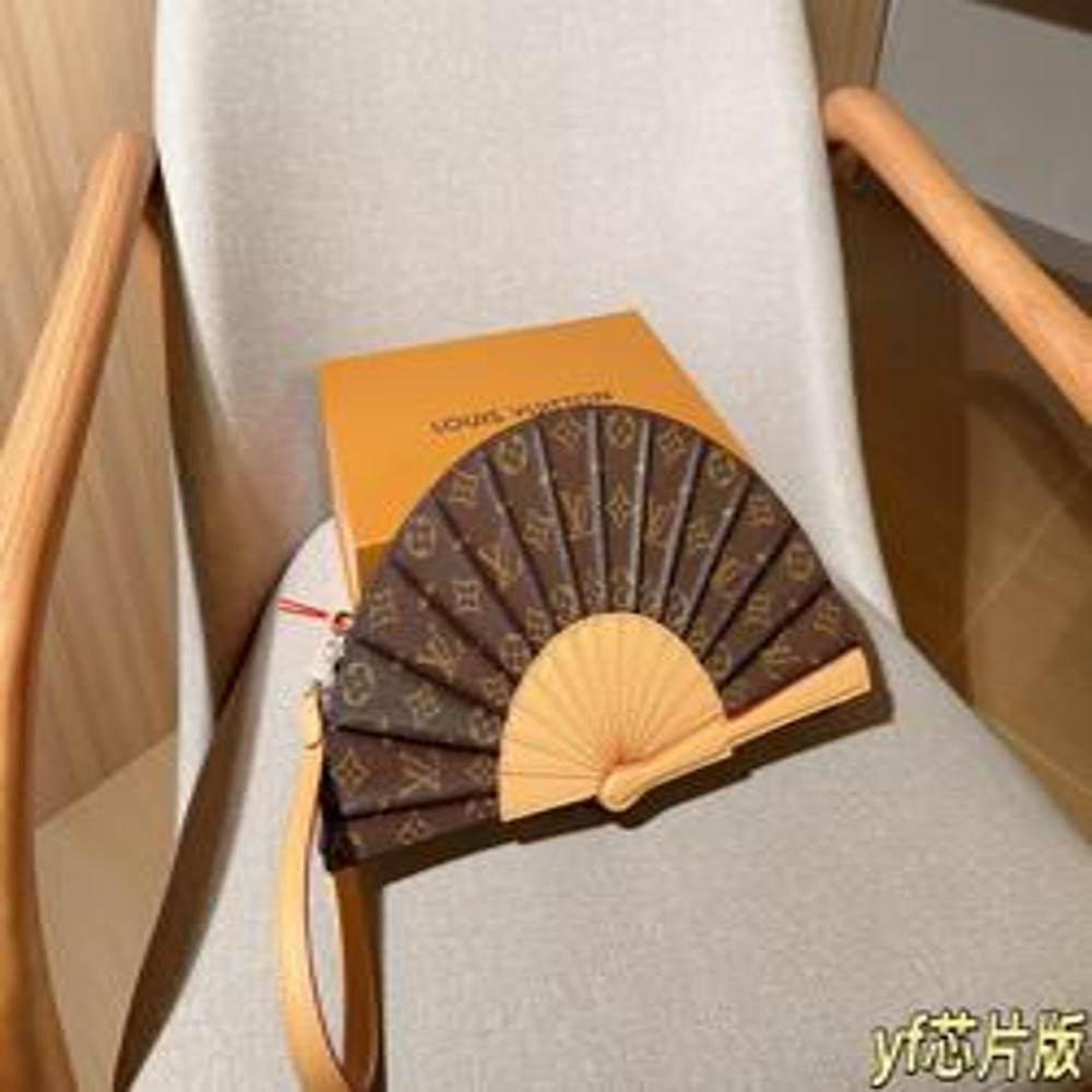 루이비통 25SS 팬 쉐입 클러치