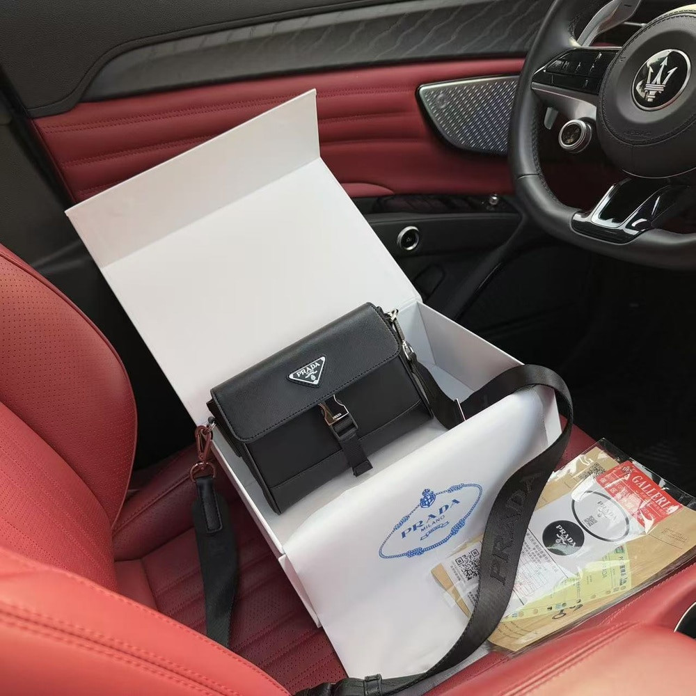 프라다 사피아노 로고 플랩 스트랩백