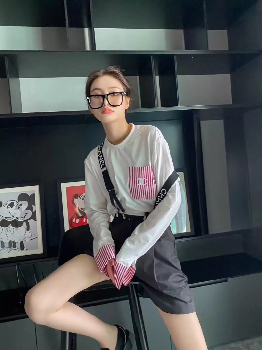 샤넬 스트라이프 배색 포켓 라운드넥 긴소매 티셔츠 상세 이미지 10