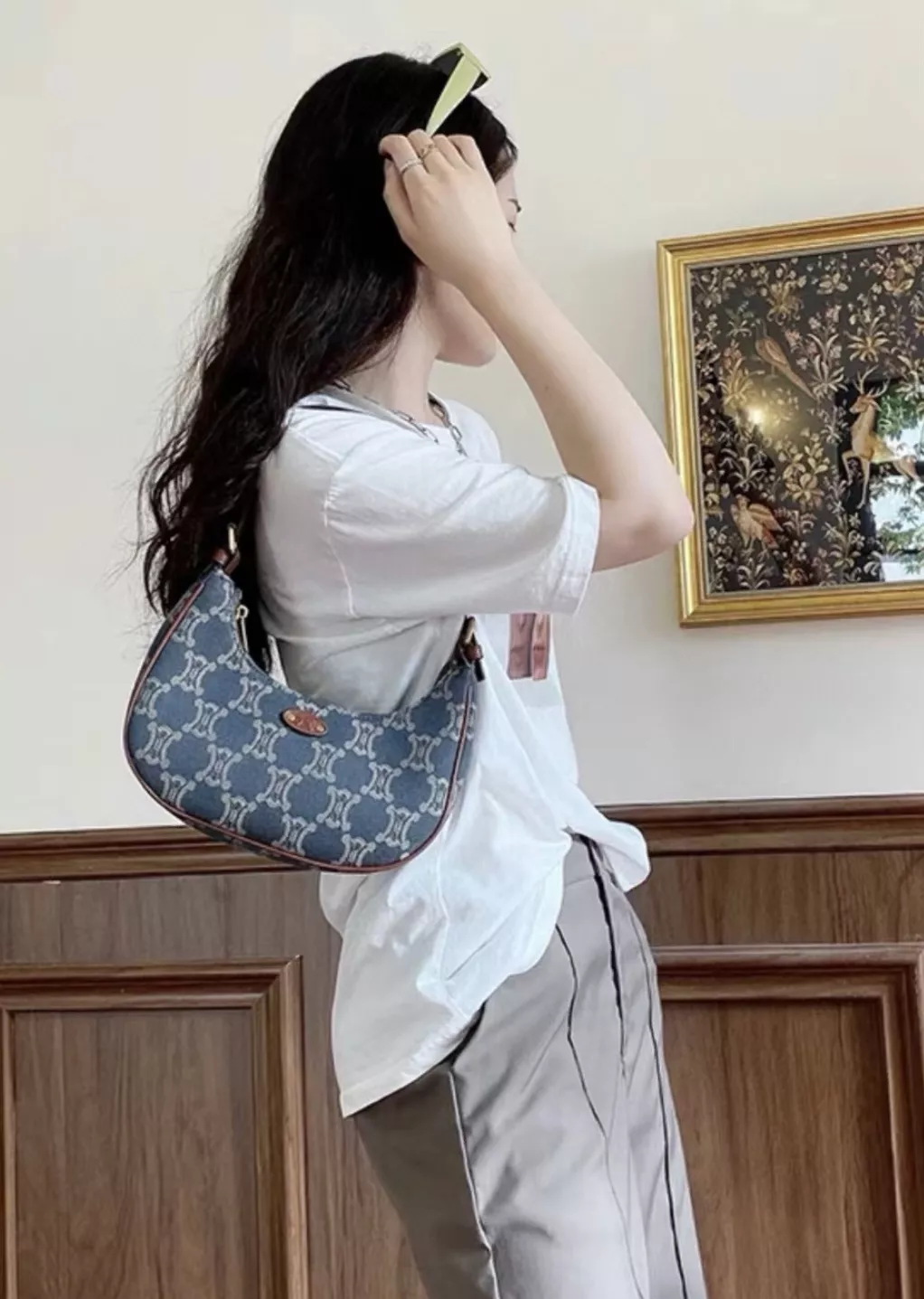 셀린느 데님 트리옹프 로고 프린트 월넛 트리밍 하프문 숄더백 상세 이미지 1