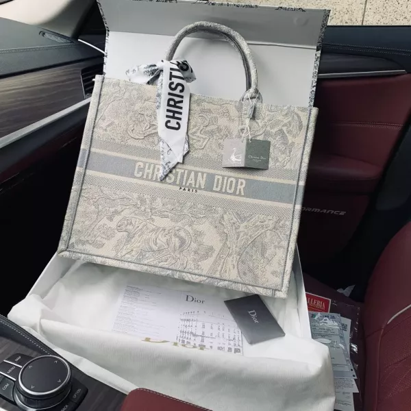 디올 애니멀 자수 쇼핑백 라지