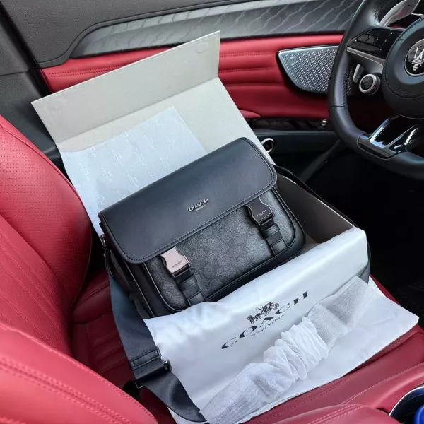 코치 블랙 시그니처 플랩 메신저백