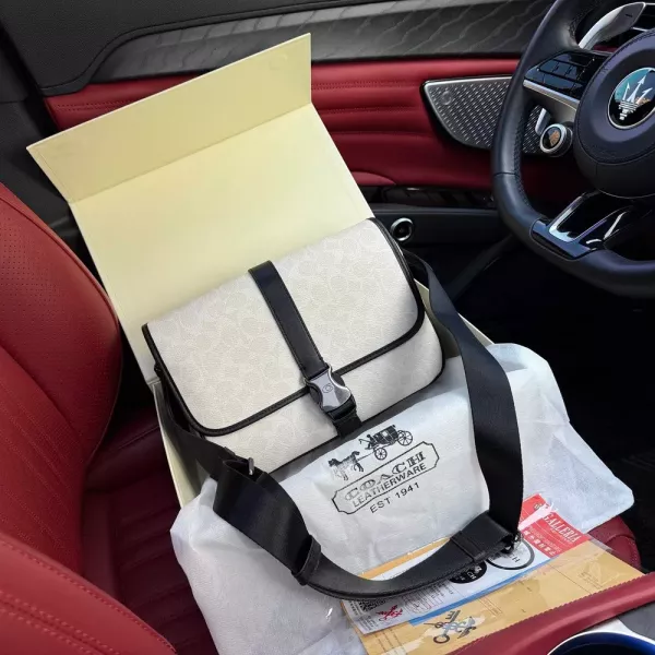 코치 화이트 시그니처 플랩 버클 메신저백