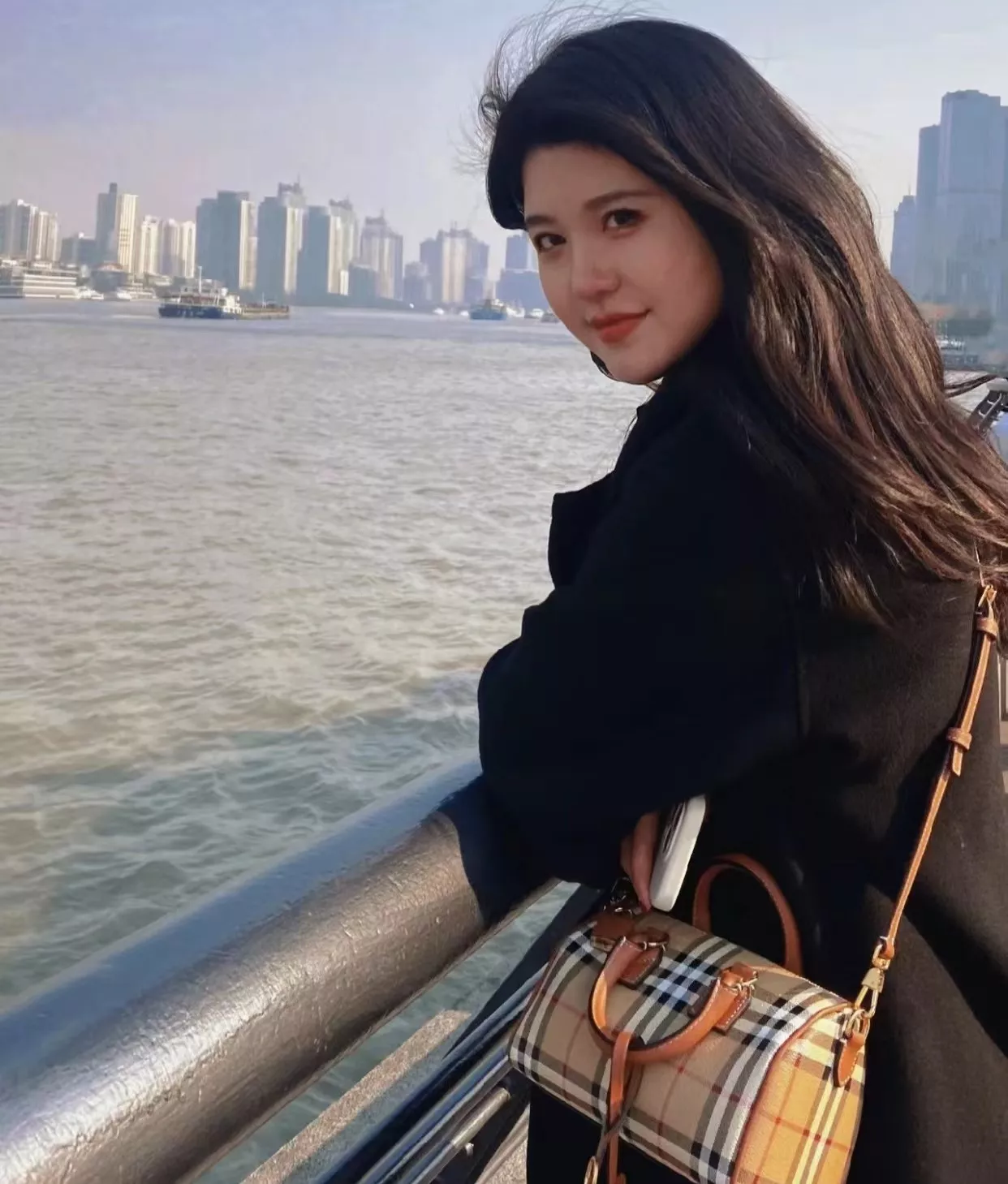 버버리 체크 패턴 볼링백 스타일 미니 스트랩 백 상세 이미지 1