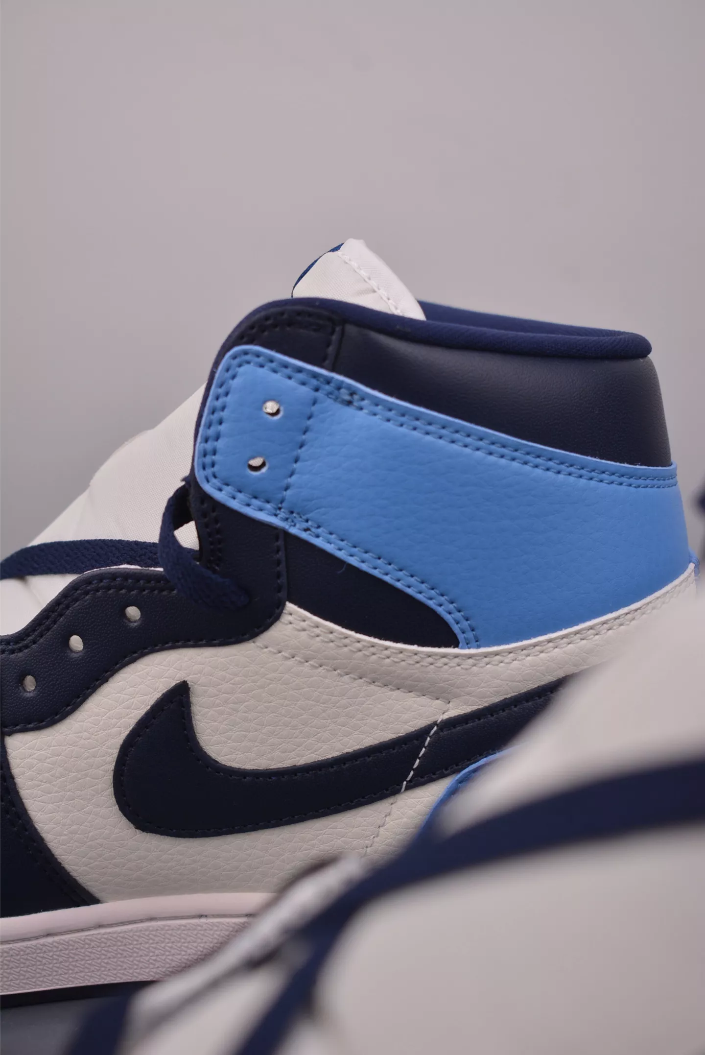 에어조던 Air Jordan 1 High OG 블루 네이비 화이트 빈티지 무드 상세 이미지 8