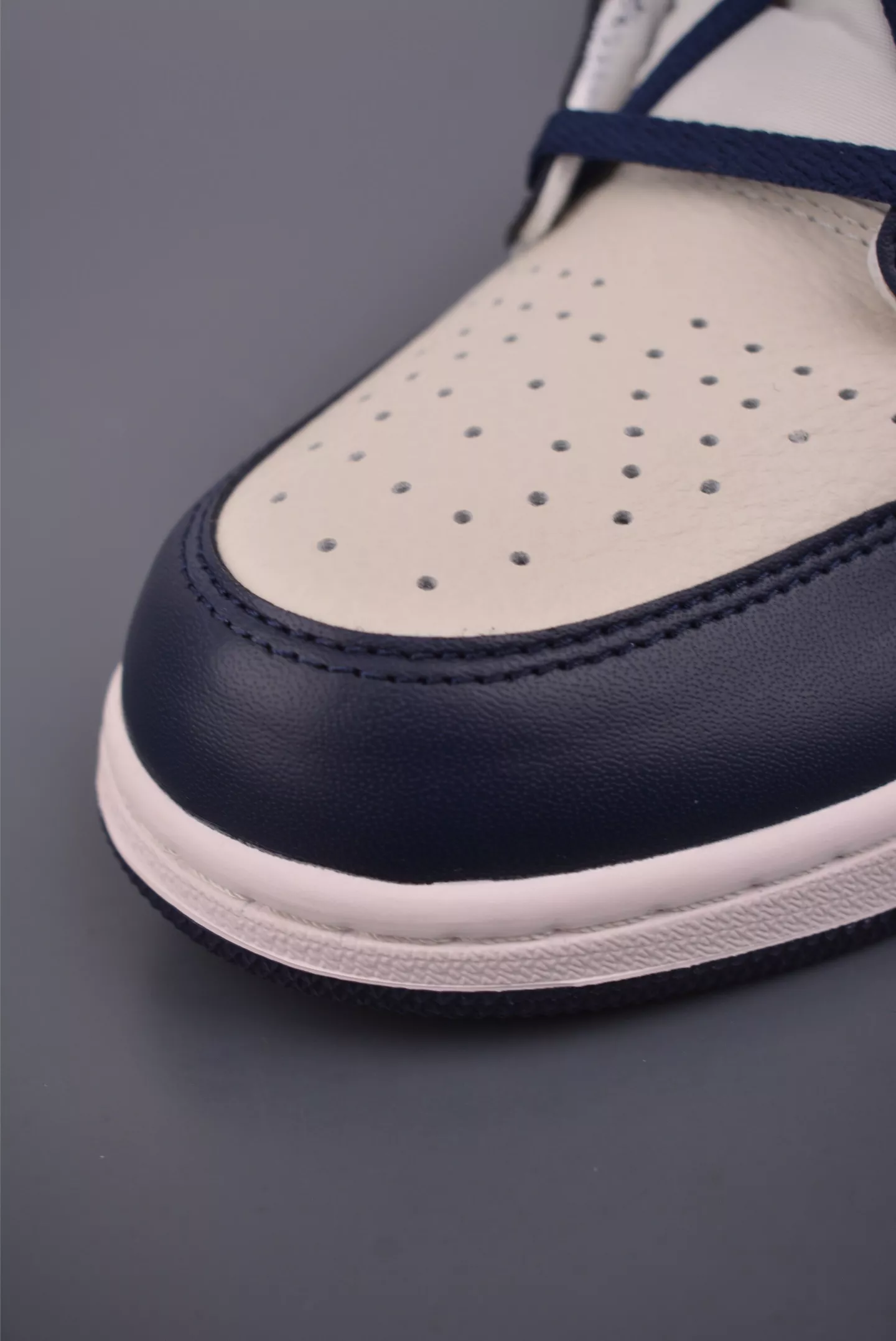 에어조던 Air Jordan 1 High OG 블루 네이비 화이트 빈티지 무드 상세 이미지 6