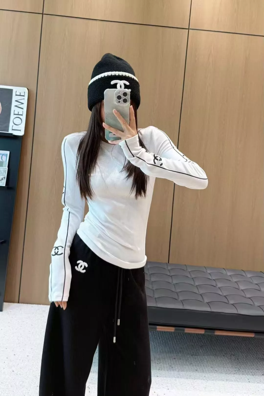 샤넬 로고 장식 라운드넥 긴팔 티 상세 이미지 19