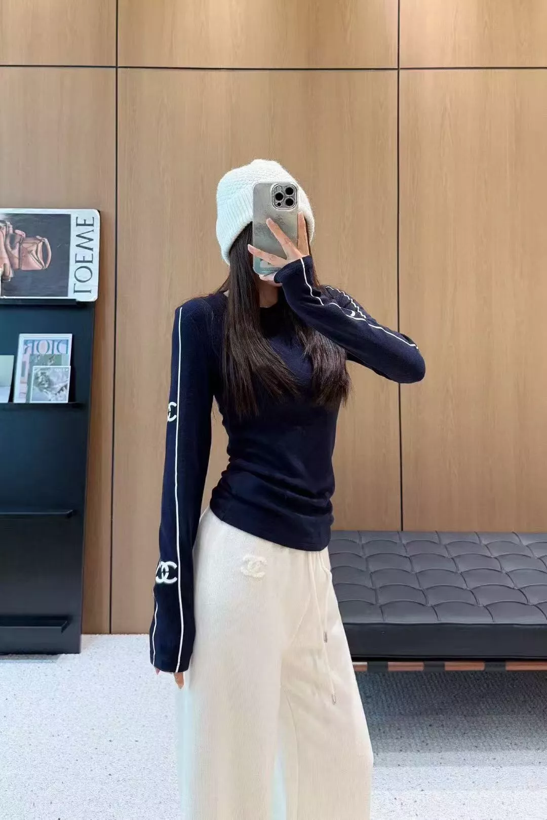 샤넬 로고 장식 라운드넥 긴팔 티 상세 이미지 25
