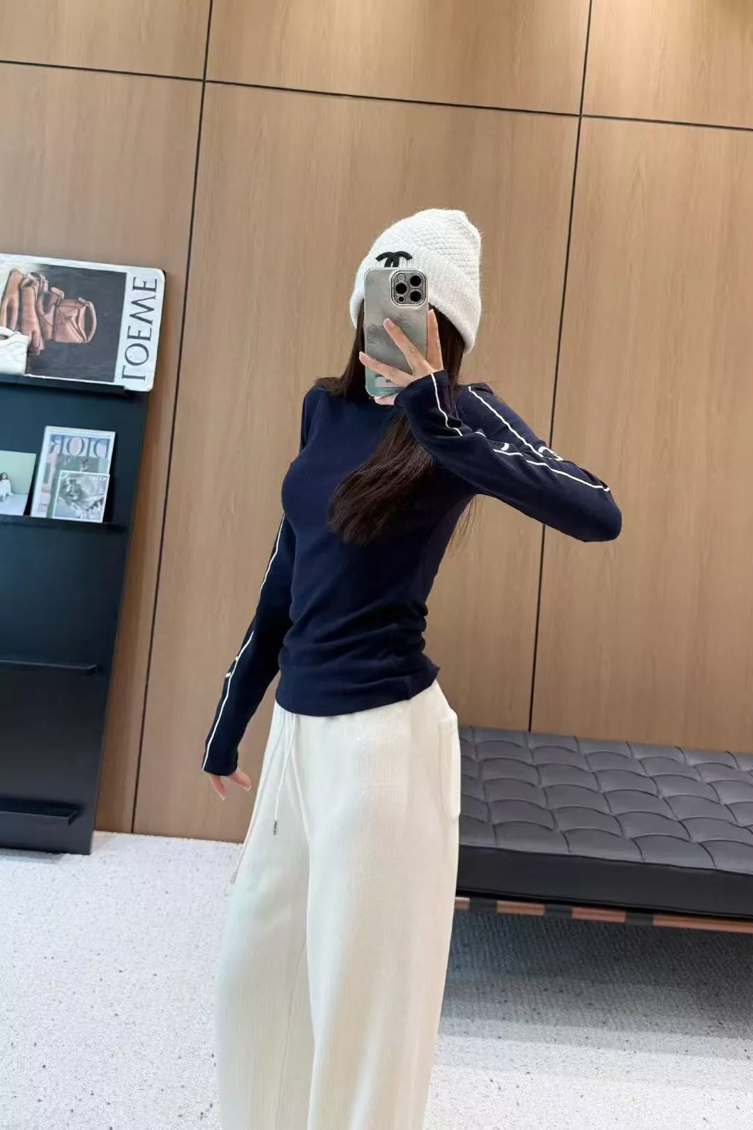 샤넬 로고 장식 라운드넥 긴팔 티 상세 이미지 23