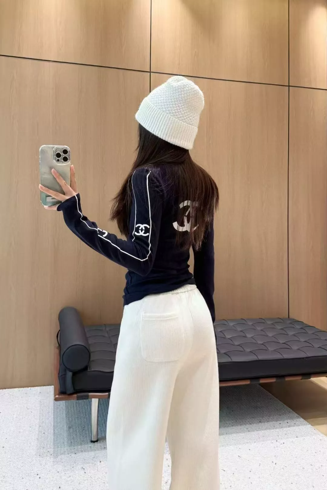 샤넬 로고 장식 라운드넥 긴팔 티 상세 이미지 27