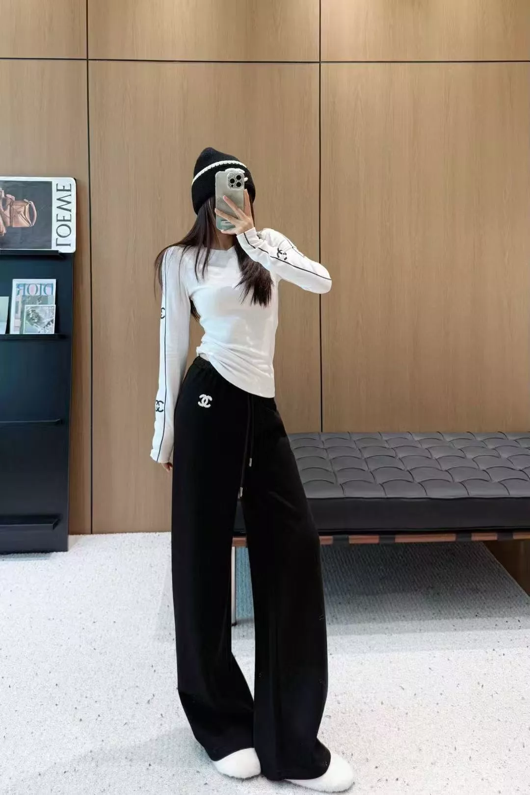 샤넬 로고 장식 라운드넥 긴팔 티 상세 이미지 21