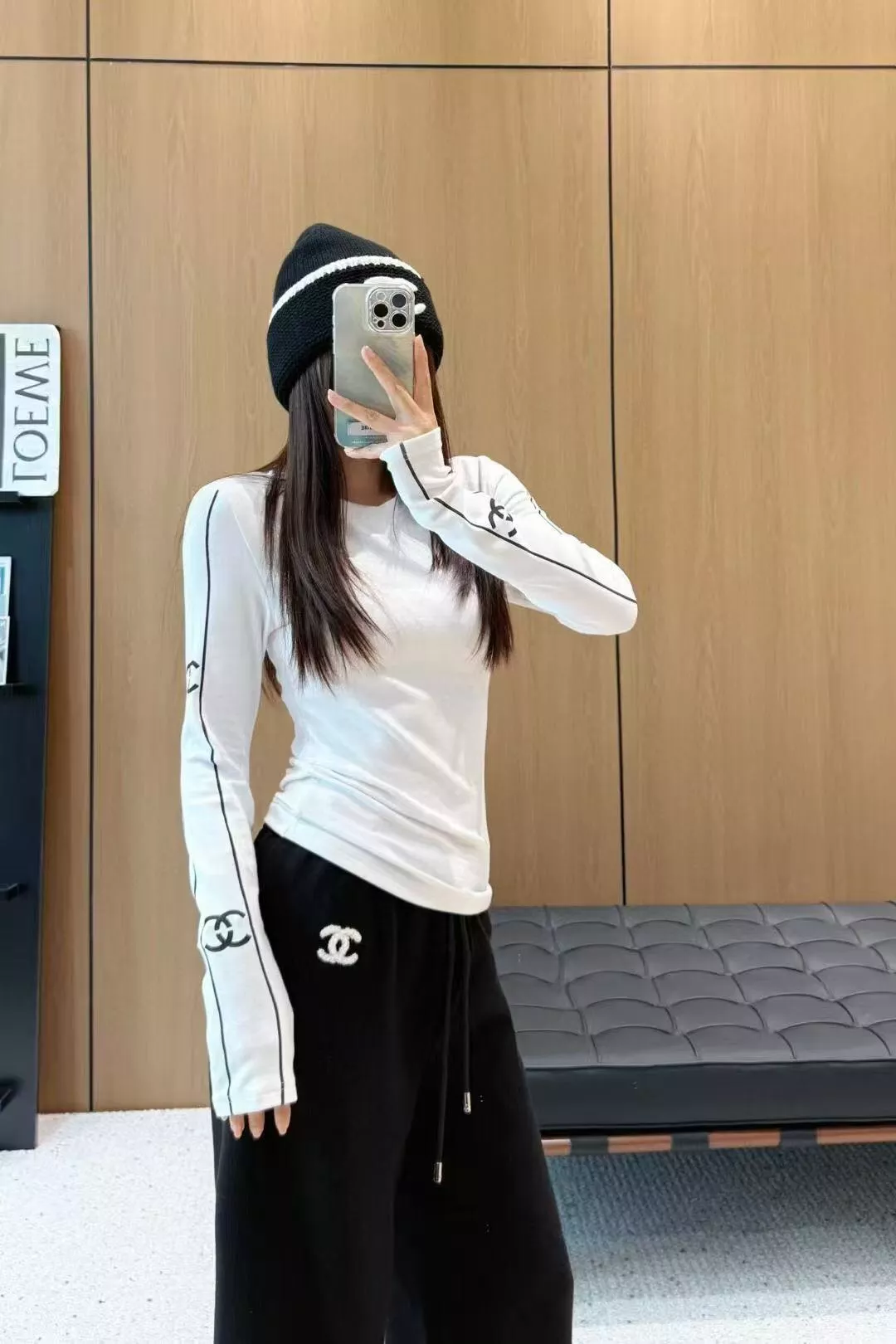 샤넬 로고 장식 라운드넥 긴팔 티 상세 이미지 16