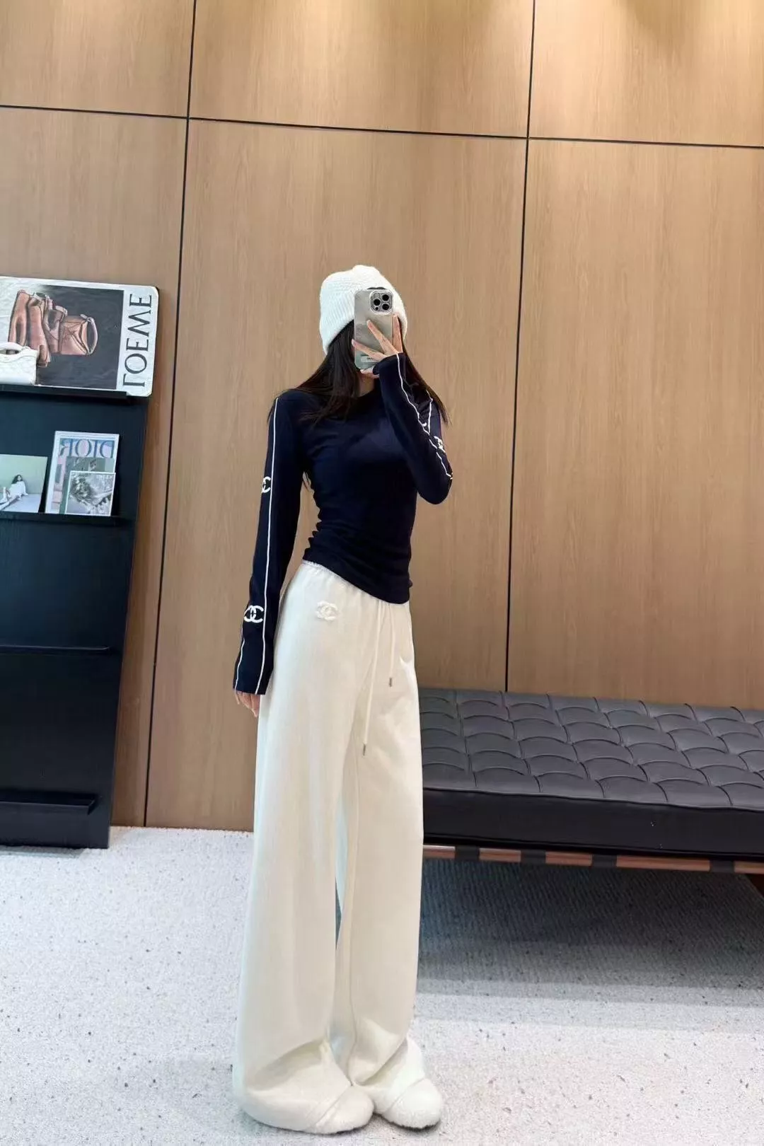 샤넬 로고 장식 라운드넥 긴팔 티 상세 이미지 28