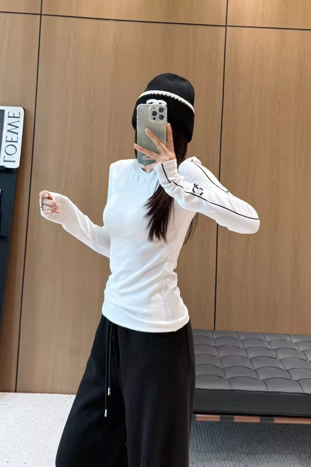 샤넬 로고 장식 라운드넥 긴팔 티 상세 이미지 18