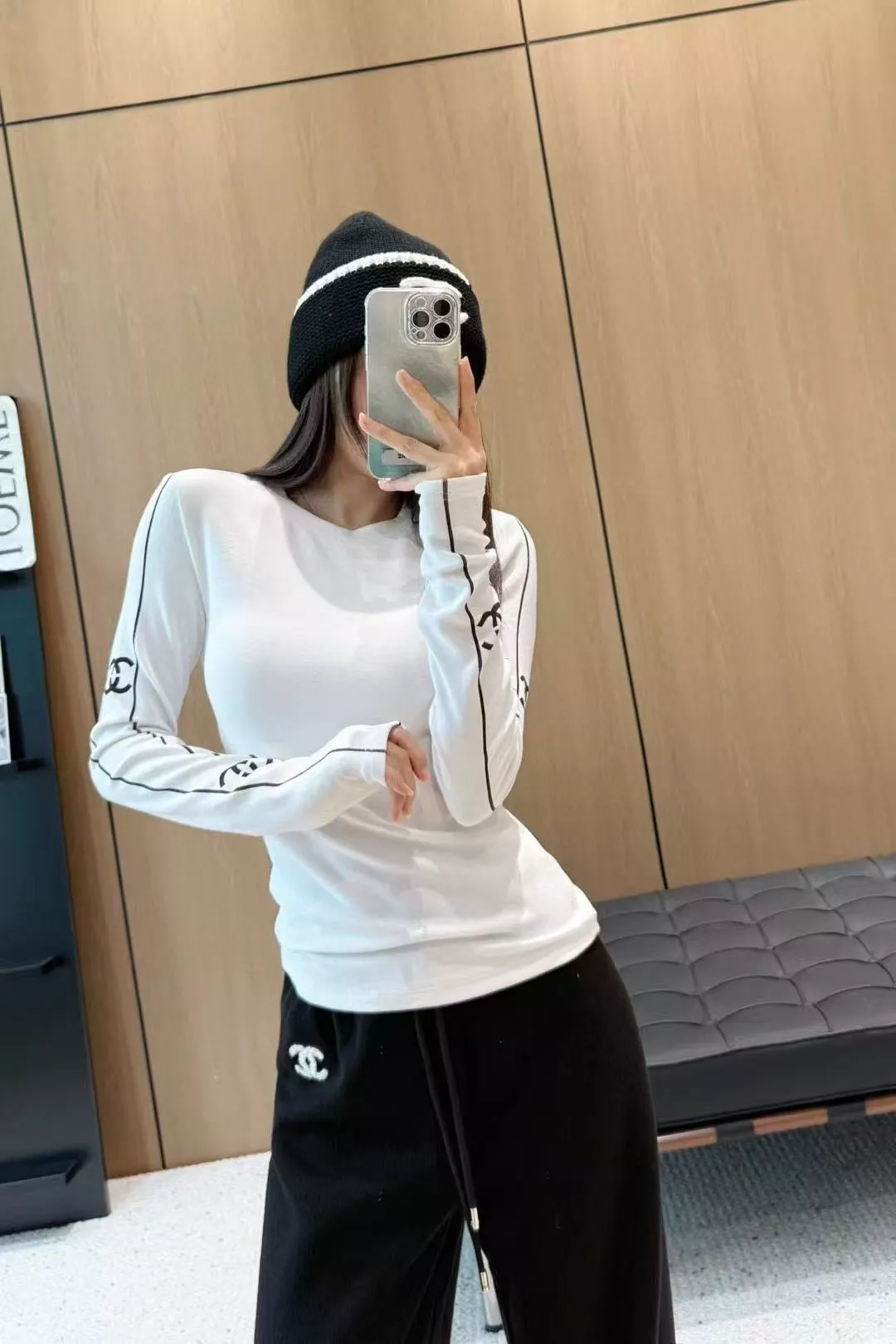샤넬 로고 장식 라운드넥 긴팔 티 상세 이미지 17
