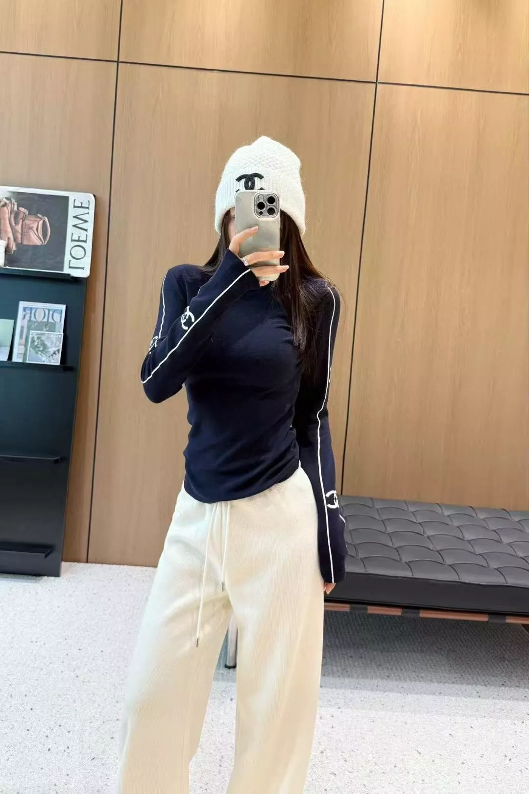 샤넬 로고 장식 라운드넥 긴팔 티 상세 이미지 26