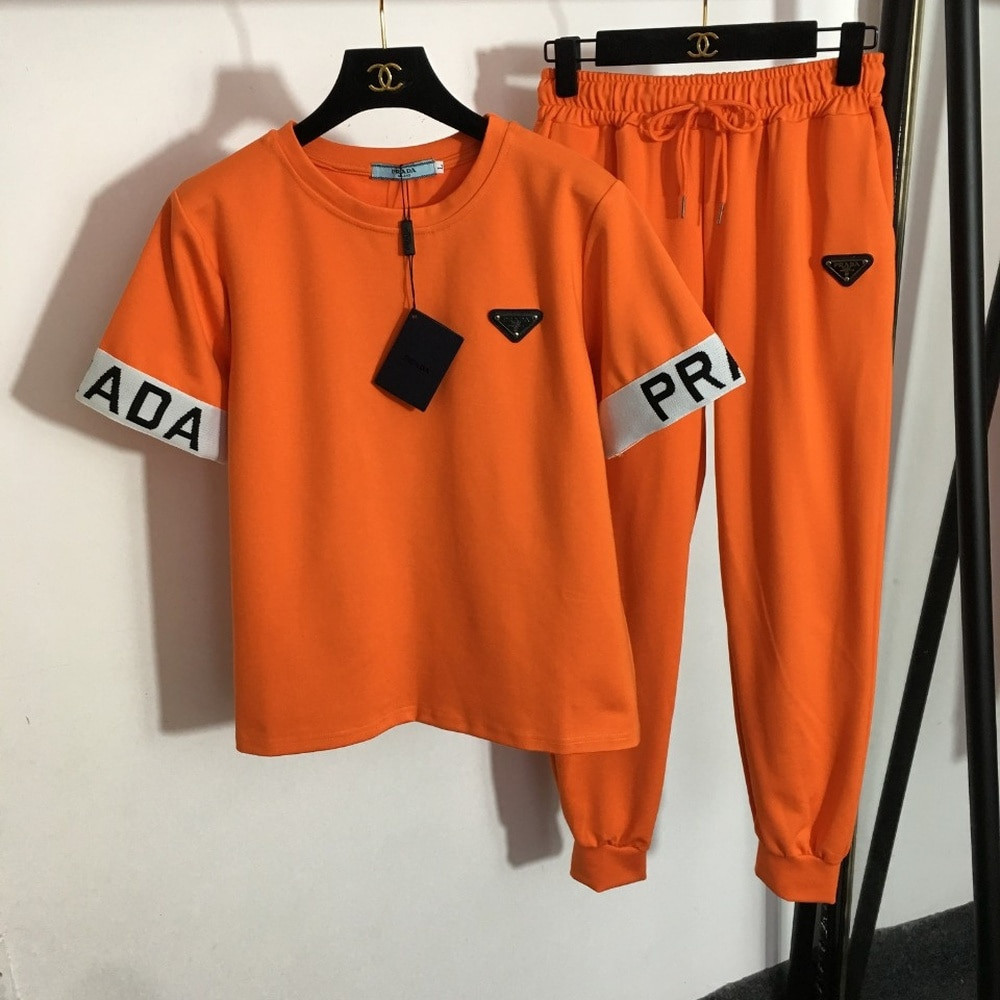 프라다 라운드넥 반소매 티와 조거 팬츠 세트