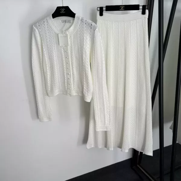산드로 진주 버튼 펀칭 니트 가디건 및 하이웨이스트 스커트 세트