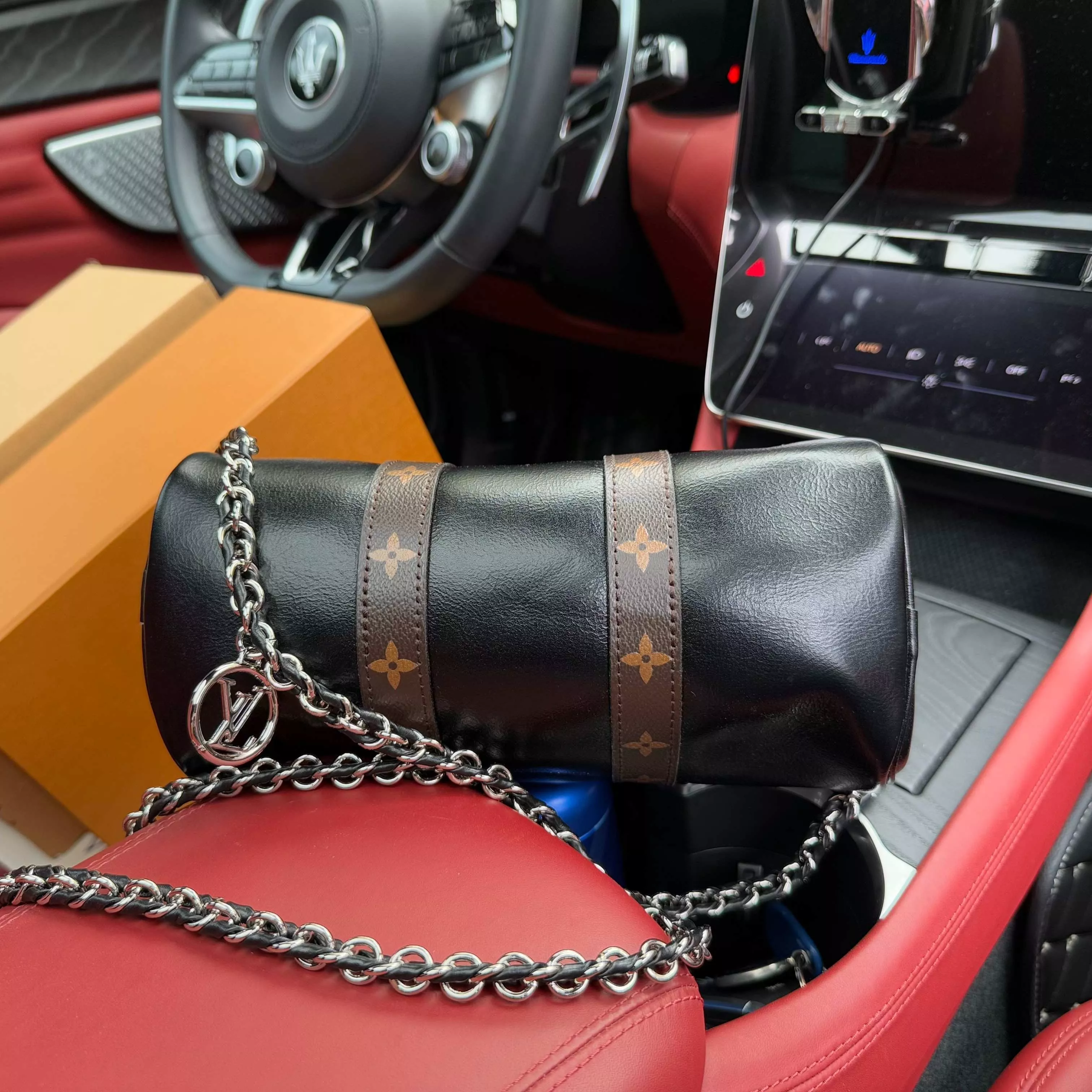 루이비통 Keepall25 블랙 체인 숄더 백 상세 이미지 8