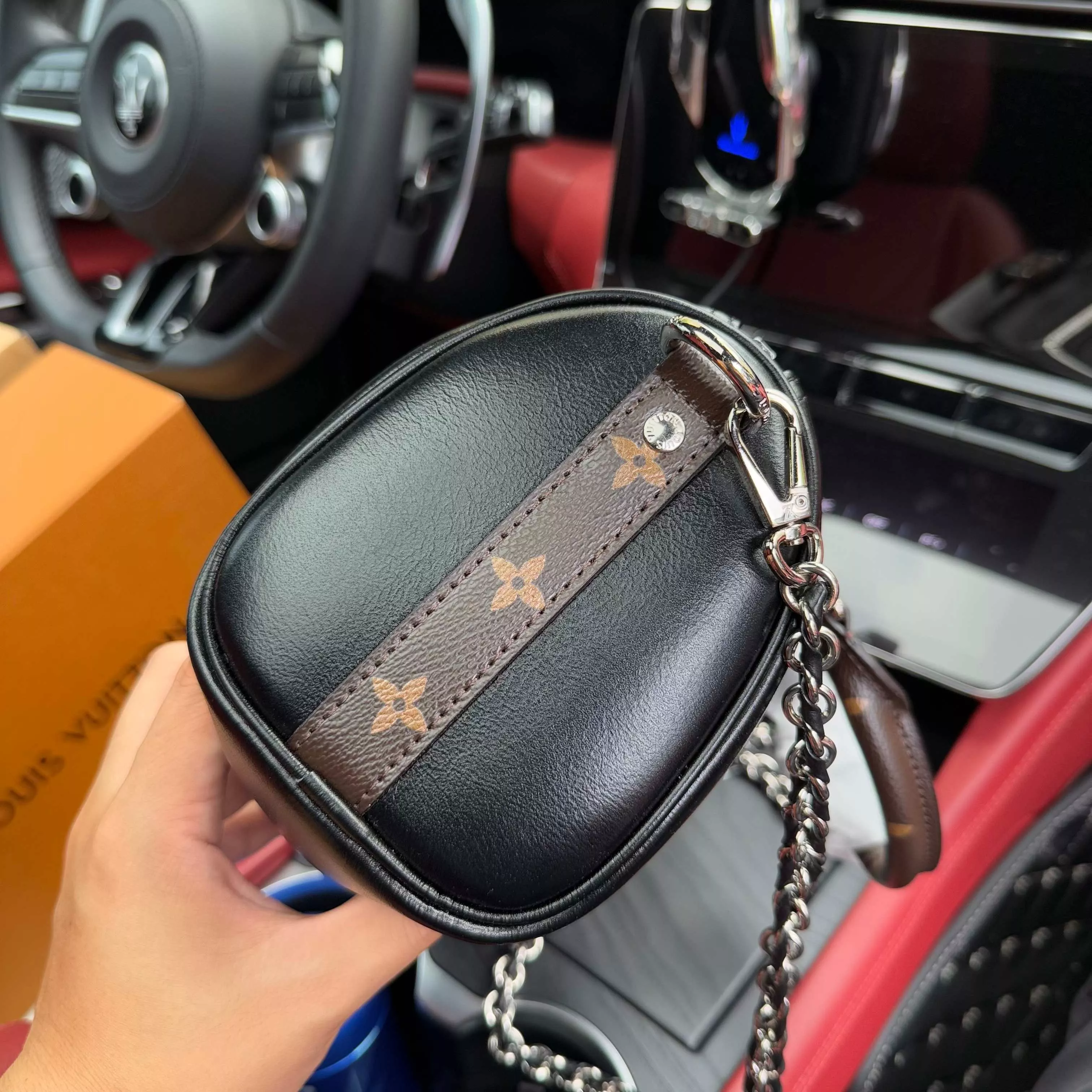 루이비통 Keepall25 블랙 체인 숄더 백 상세 이미지 7
