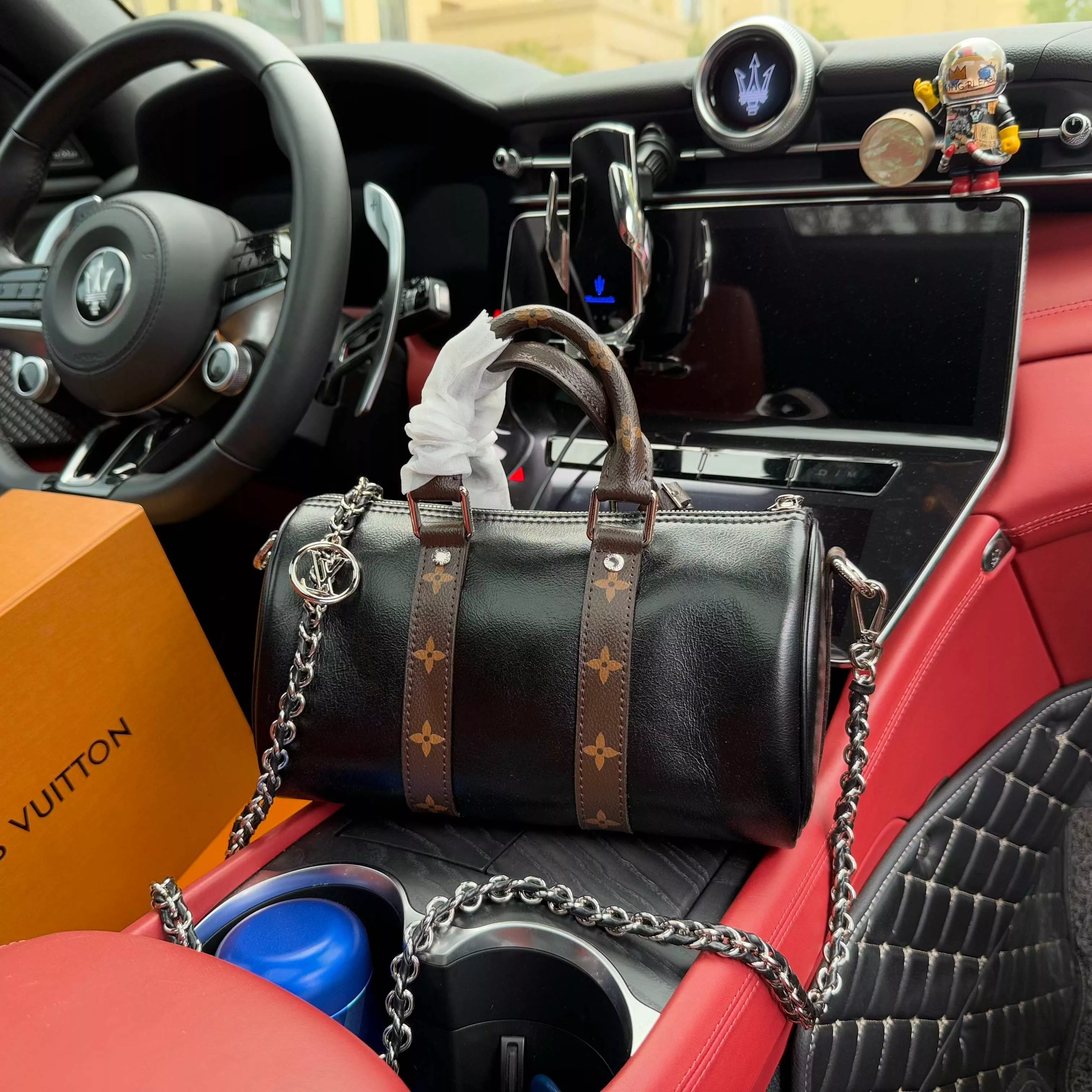 루이비통 Keepall25 블랙 체인 숄더 백 상세 이미지 4