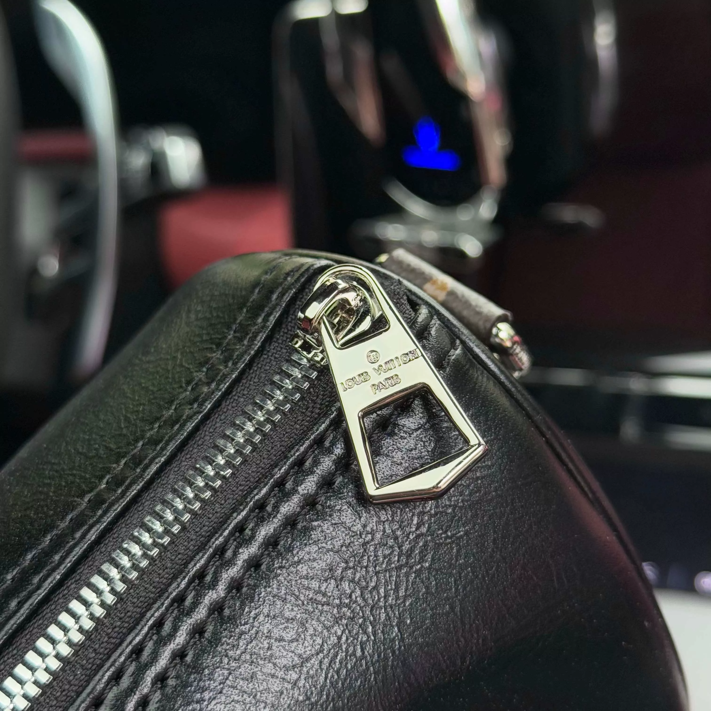 루이비통 Keepall25 블랙 체인 숄더 백 상세 이미지 6