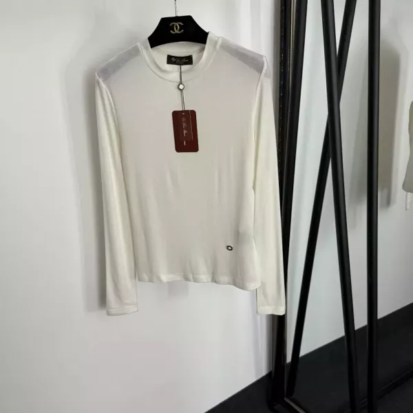 로로피아나 메탈 링 장식 슬림핏 긴소매 이너 티셔츠
