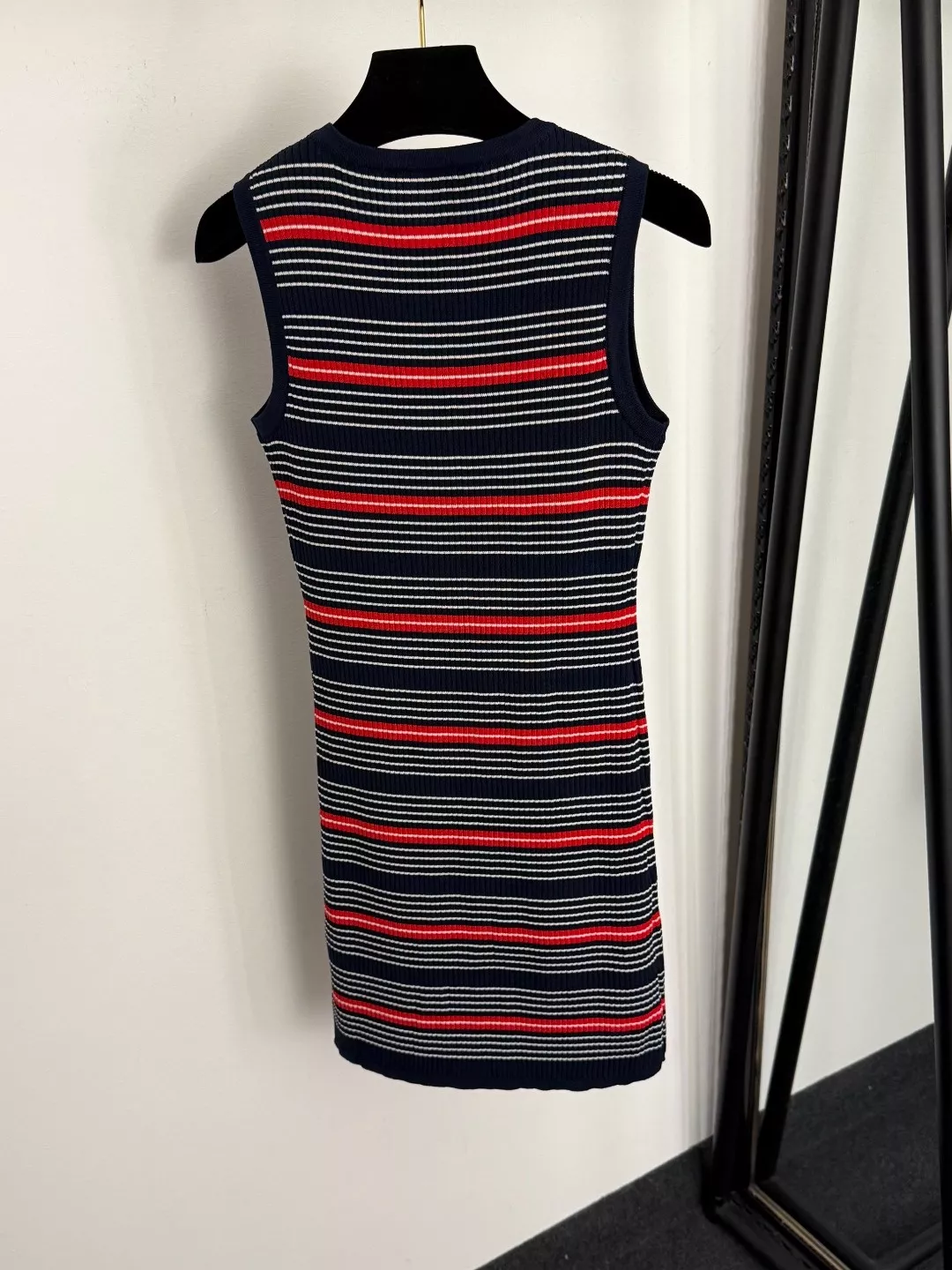 프라다 금속 삼각 로고 스트라이프 니트 슬리브리스 원피스 상세 이미지 2