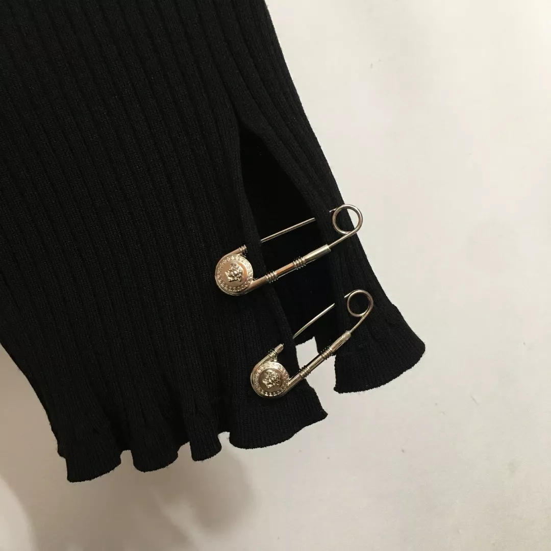 베르사체 메두사 핀 장식 슬림핏 골지 니트 롱슬리브 원피스 상세 이미지 5