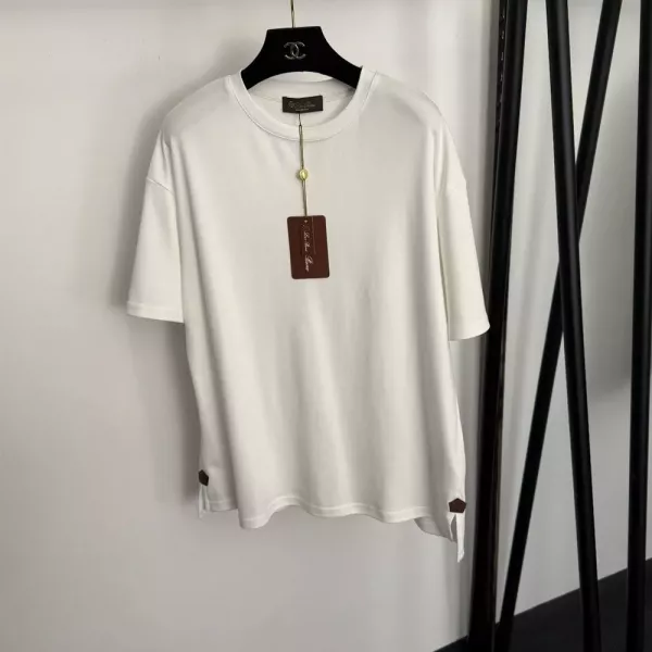 로로피아나 사이드 로고 가죽 라벨 슬릿 반소매 티셔츠