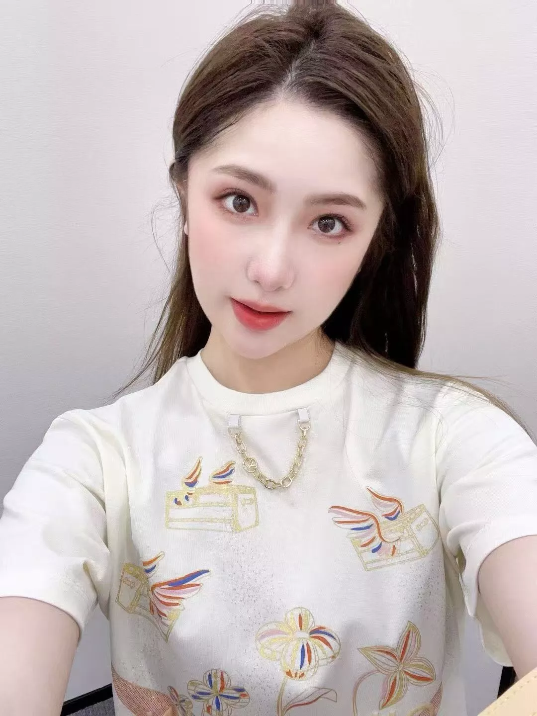 루이비통 체인 장식 골드 레터 프린트 반소매 티셔츠 상세 이미지 17