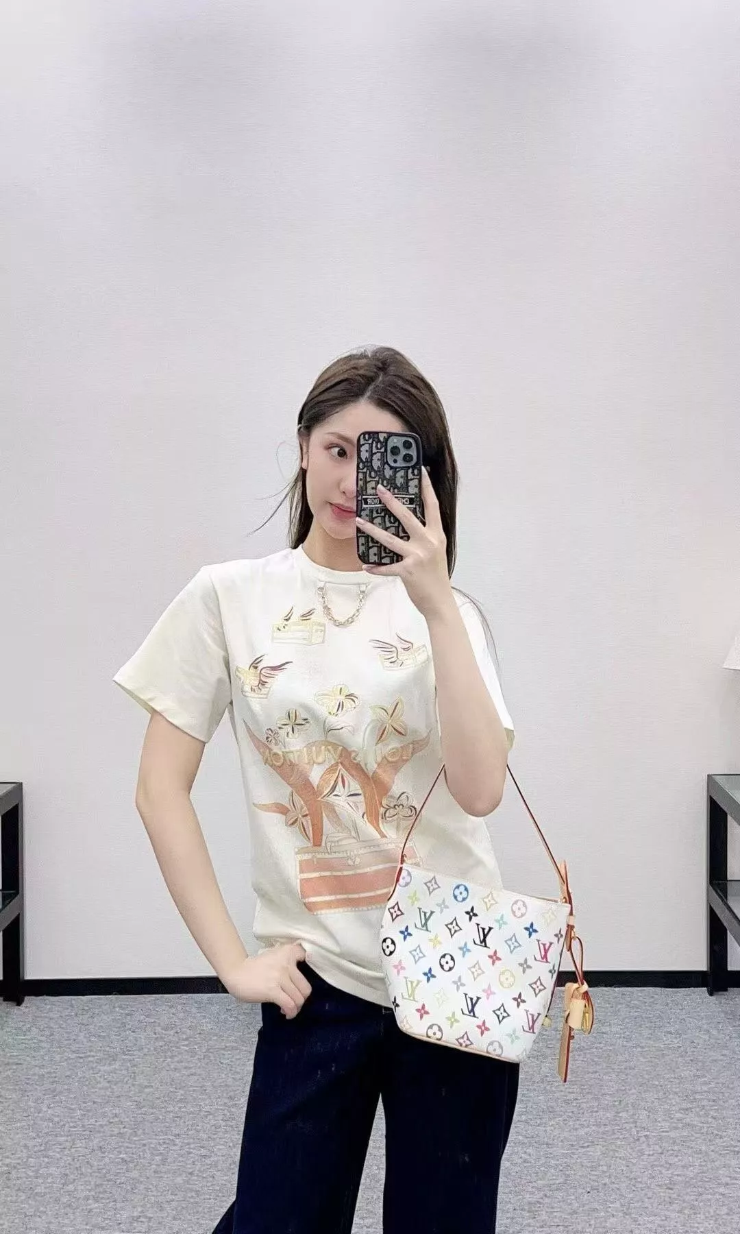 루이비통 체인 장식 골드 레터 프린트 반소매 티셔츠 상세 이미지 15
