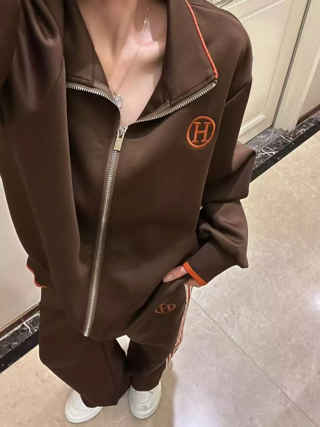 에르메스 H 자수 집업 재킷과 사이드 라인 밴딩 팬츠 세트 상세 이미지 29