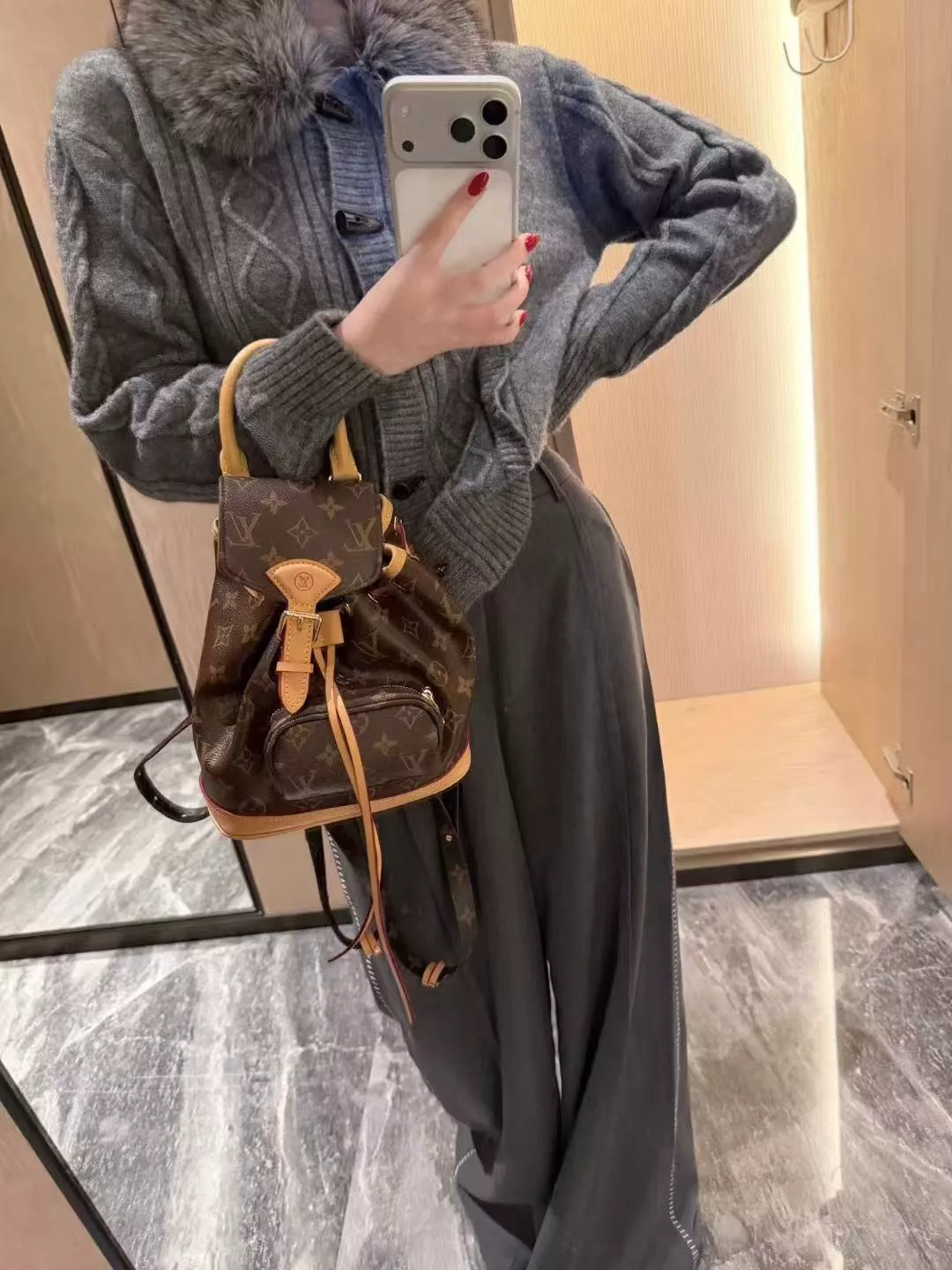 로에베 탈부착 퍼 칼라 더플 버튼 니트 가디건 상세 이미지 22