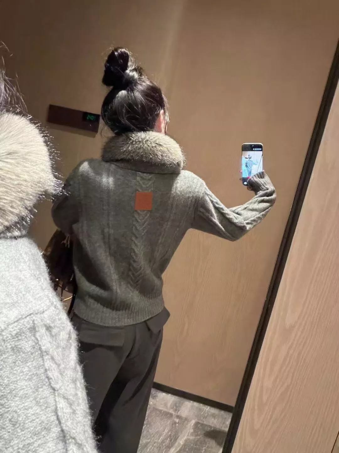 로에베 탈부착 퍼 칼라 더플 버튼 니트 가디건 상세 이미지 23