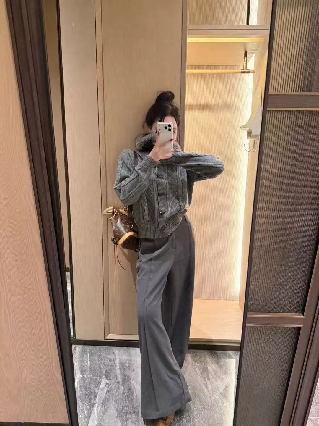 로에베 탈부착 퍼 칼라 더플 버튼 니트 가디건 상세 이미지 25