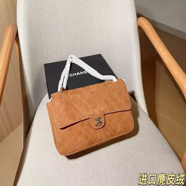 샤넬 스웨이드 퀼팅 플랩 숄더백