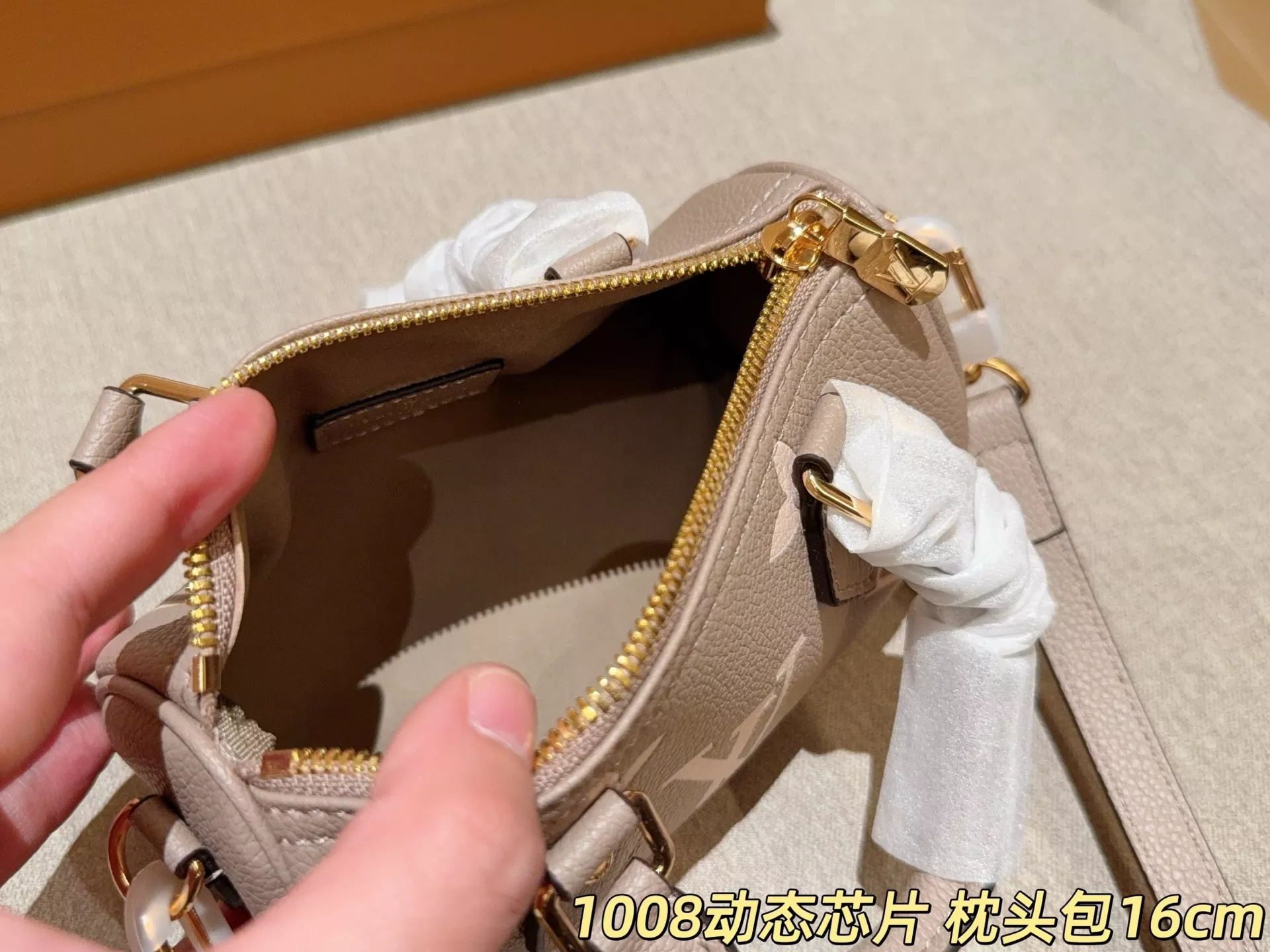 루이비통 나노 스피디 16 엠보싱 모노그램 미니 핸드백 상세 이미지 9