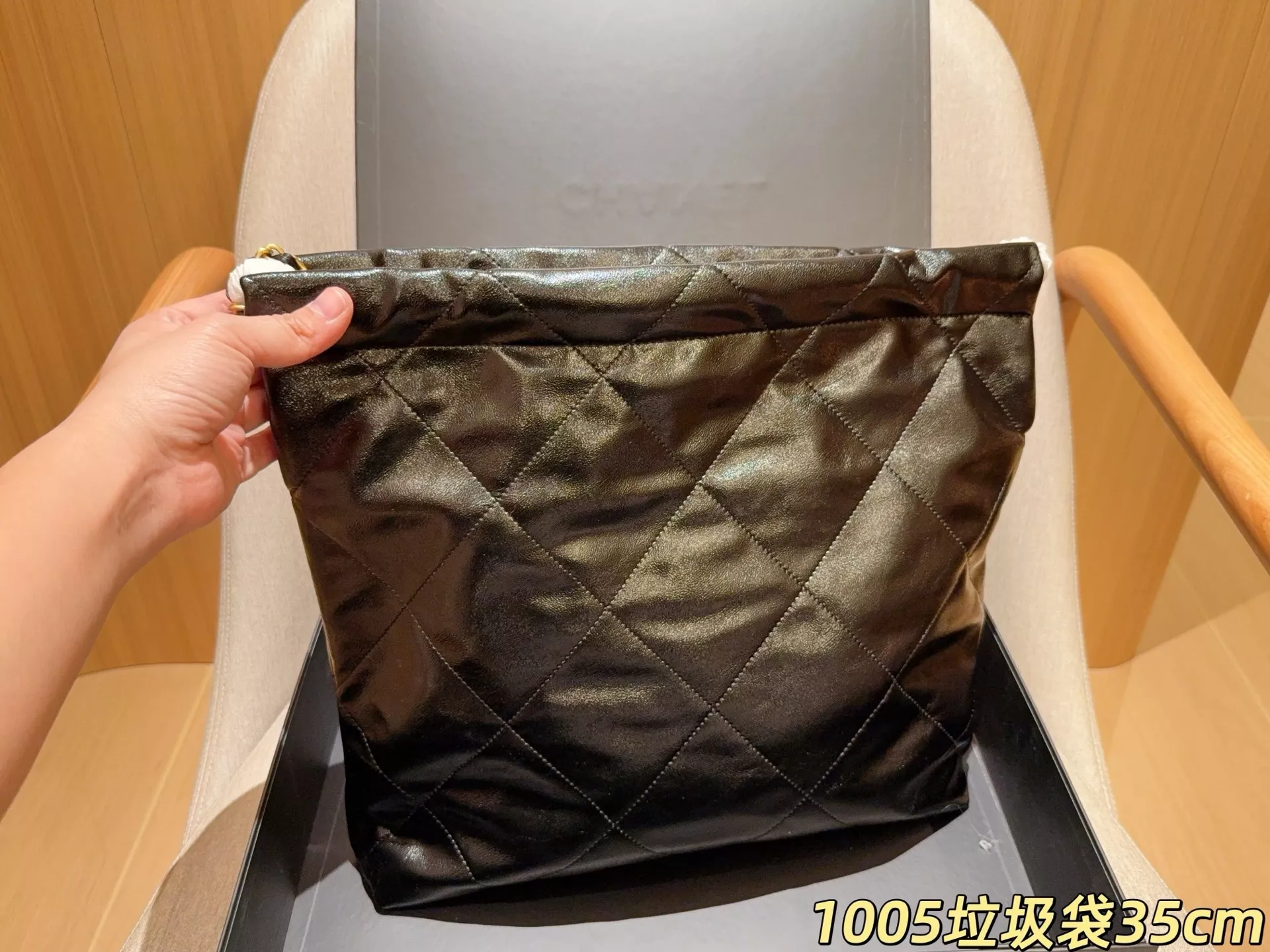 샤넬 22 라지 퀼팅 체인 쇼퍼백 상세 이미지 4