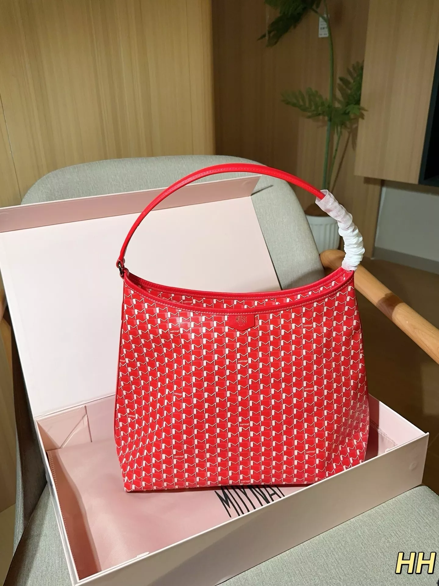 모이나 M 모노그램 캔버스 호보 숄더백 상세 이미지 25