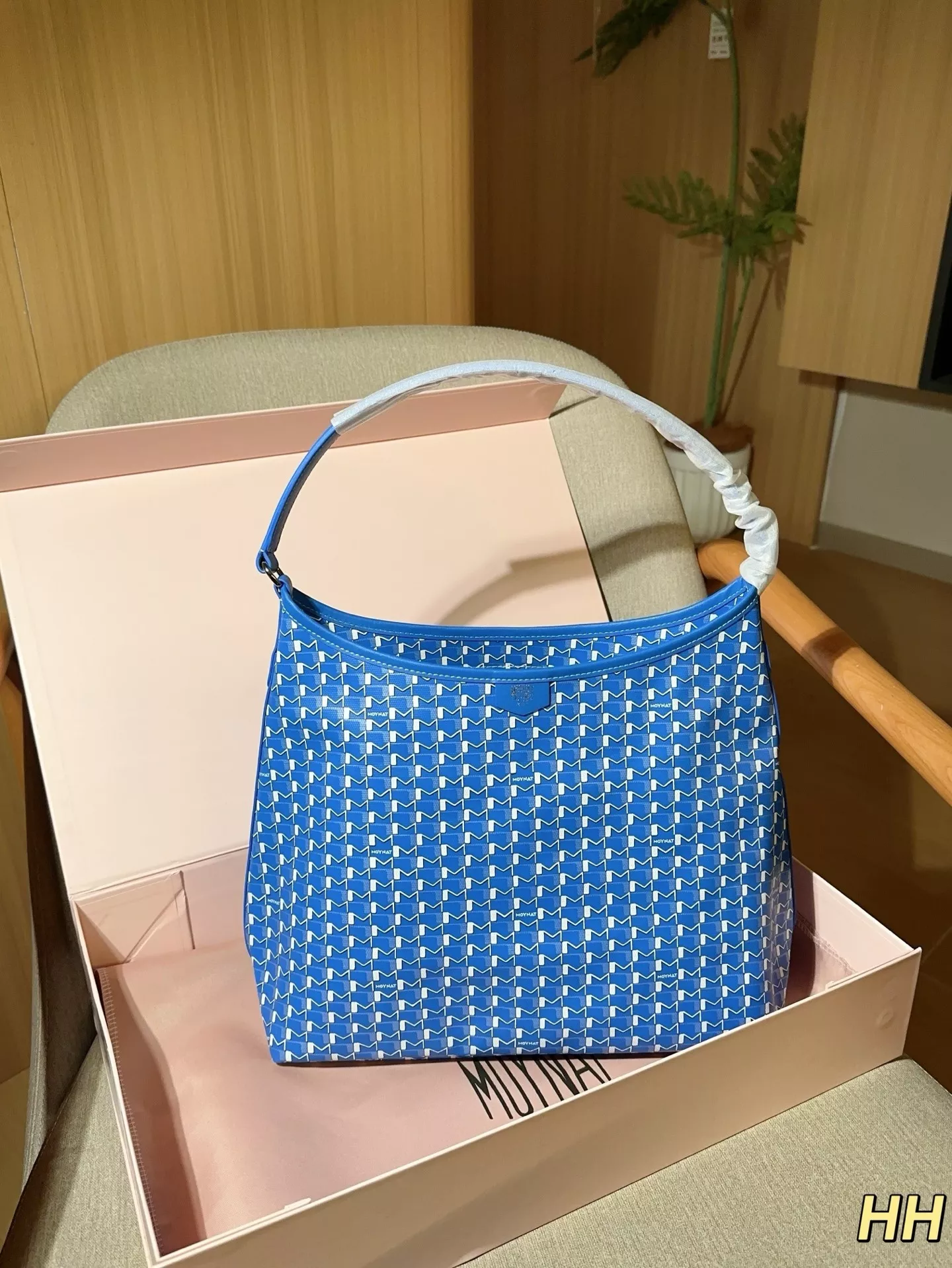 모이나 M 모노그램 캔버스 호보 숄더백 상세 이미지 22
