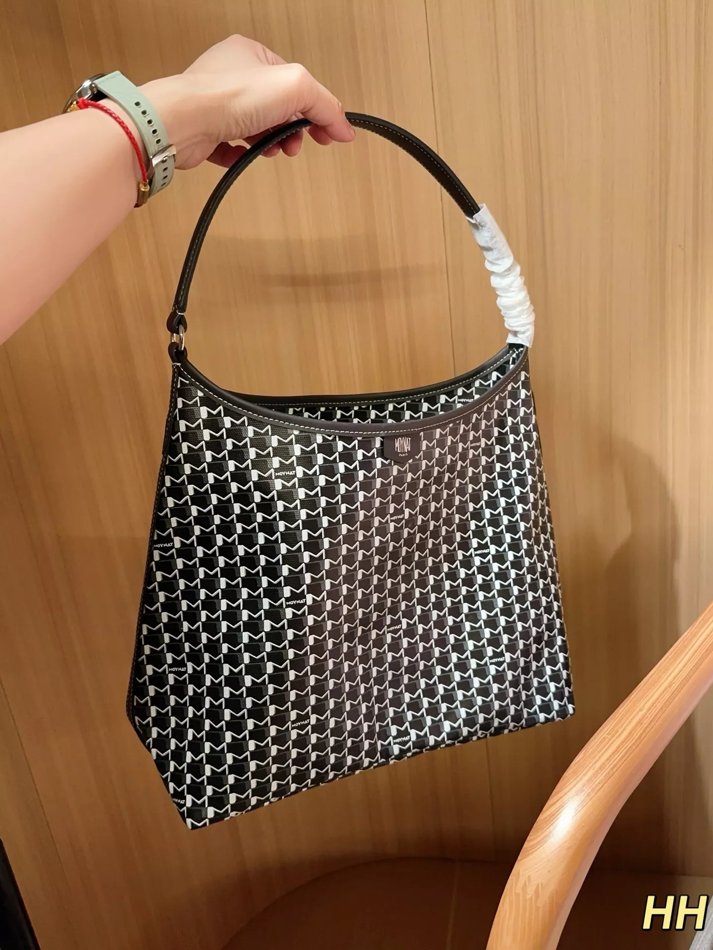 모이나 M 모노그램 캔버스 호보 숄더백 상세 이미지 3