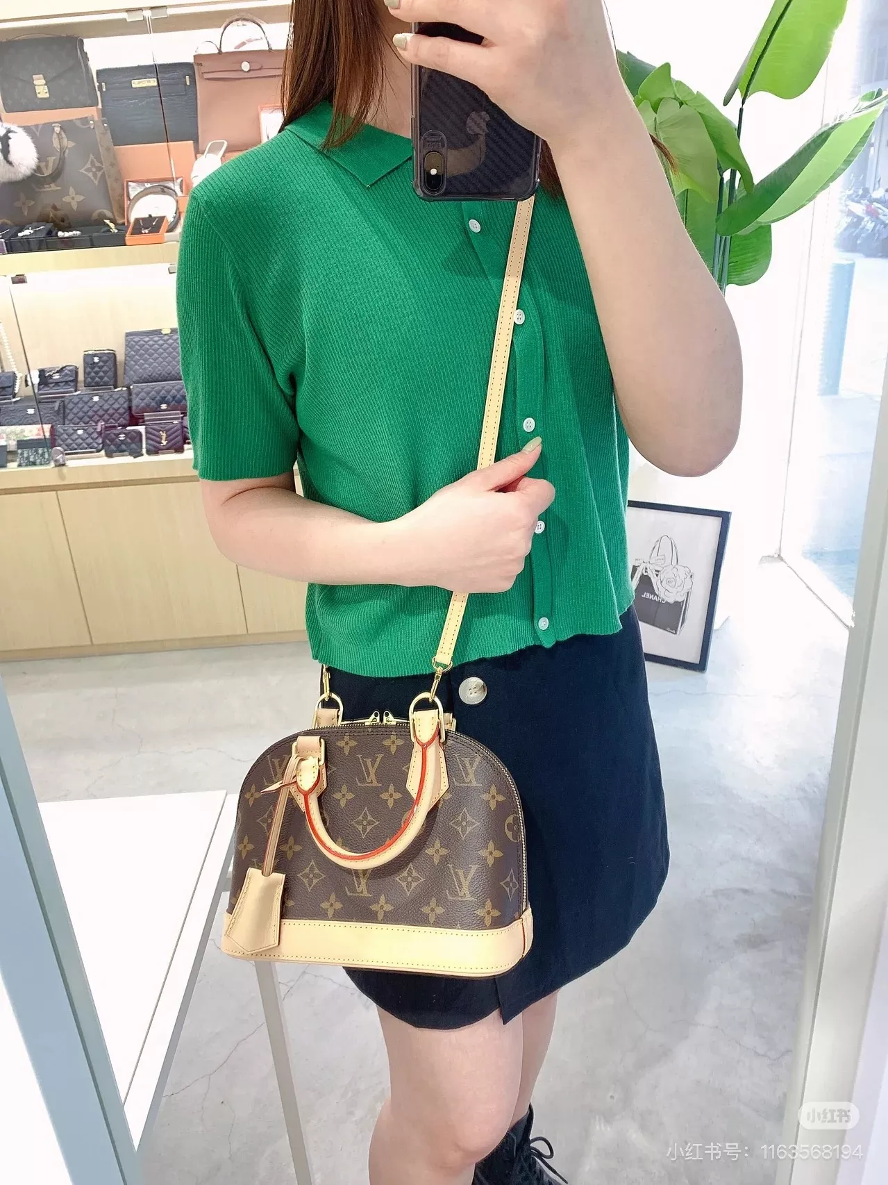루이비통 알마 BB 클래식 모노그램 쉘 토트백 상세 이미지 10