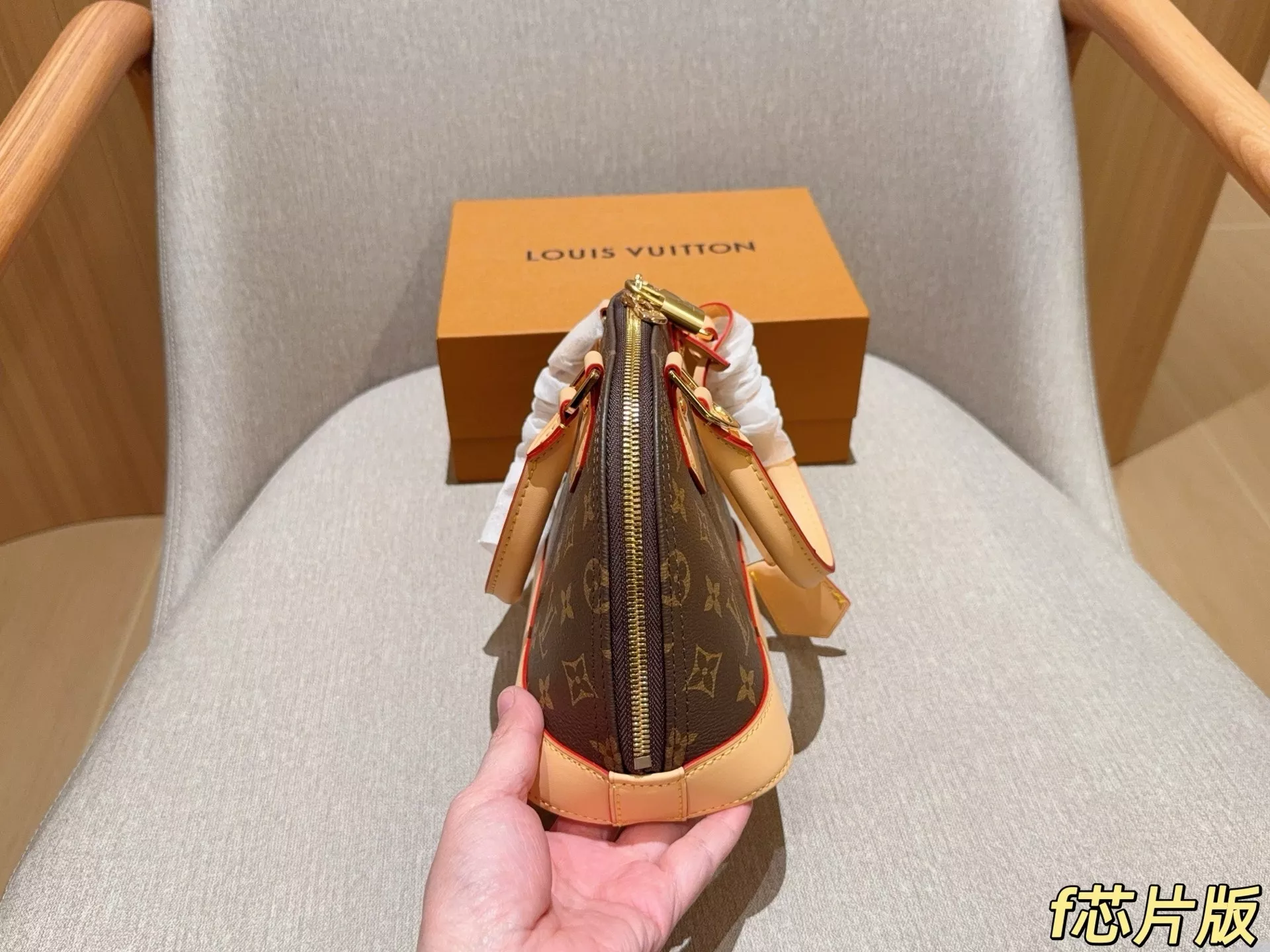 루이비통 알마 BB 클래식 모노그램 쉘 토트백 상세 이미지 5